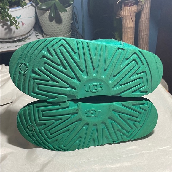UGG Classic Short ll Boots In Emerald Green Suede and Sheepskin. - Picture 8 of 13